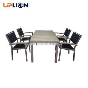Uplion 야외 도매 정원 합성 플라스틱 목재 가구 식탁과 의자 세트